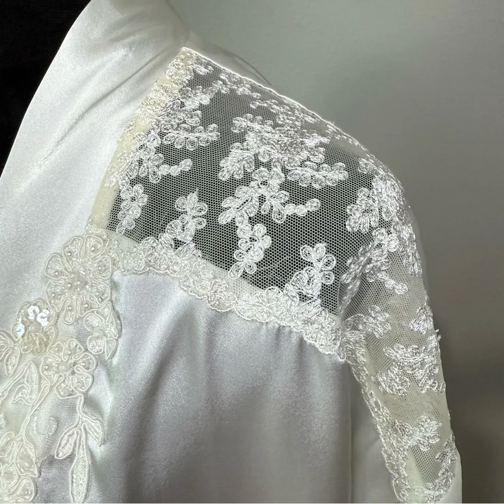Dentelle White Satin & Lace Short Robe – Size Large